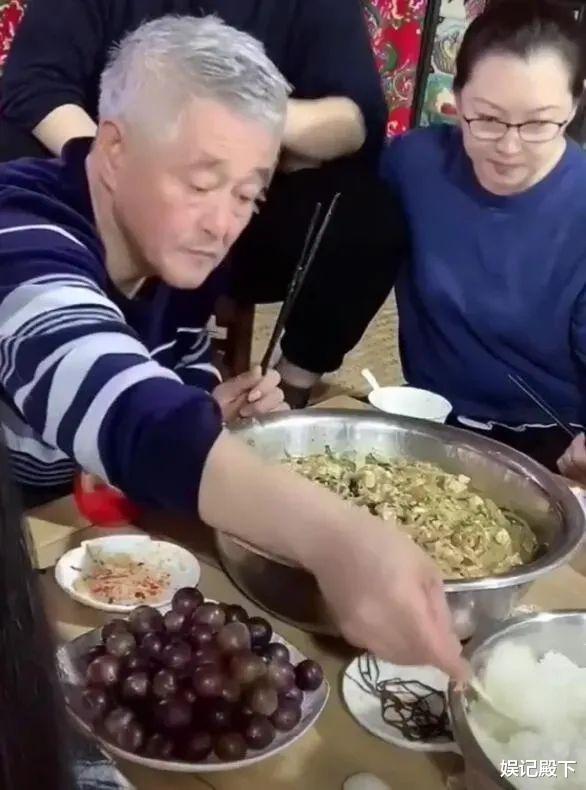 |师父简朴，徒弟摆阔，赵家班成名后，赵本山与徒弟们的奢靡成对比