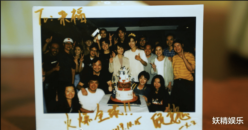 肖战|肖战晒3年前庆生照，与大家合影笑到露牙齿！抢热评表态：好养活