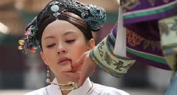 黄磊|面对富察贵人的冒犯,为何华妃隐忍,而甄嬛却要让她付出代价?