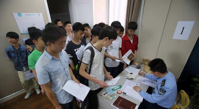 山姆|公务员政审有多严？即使是自家爷爷犯的错，也会被淘汰