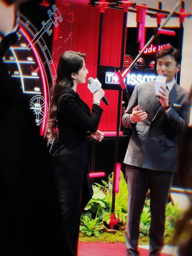 穿衣搭配|刘亦菲胖了反而更美！生图状态赢过精修图，穿黑西装变身霸气总裁