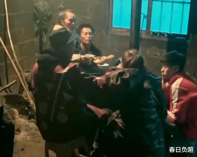 手机壳|辽宁巨婴：16岁吃饭靠人喂，每天开销过万，开兰博基尼卖手机壳
