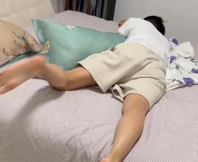 湖南男子关门和妈妈打电话,女友好奇打开,男子反应让网友不淡定