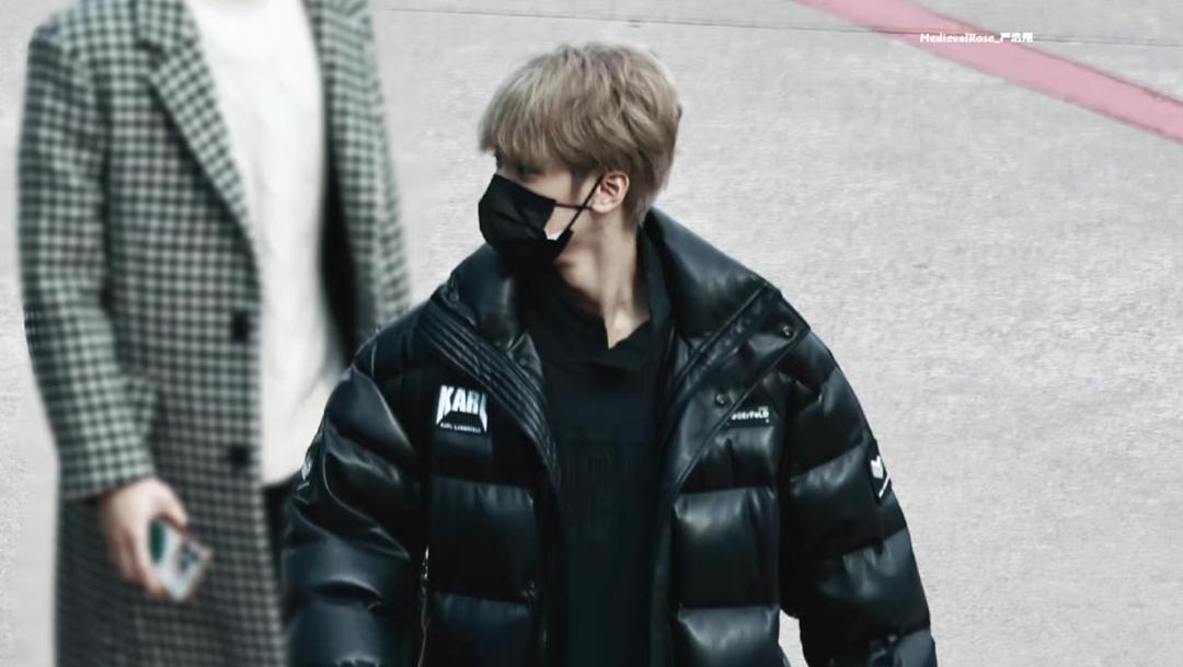 刘耀文|刘耀文过年染发了!回北京未及时染黑,露面捂得严严实实~