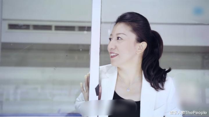 杨扬|16岁夺冠，27岁摘得首枚冬奥金牌，已经退役16年的杨扬现状如何？