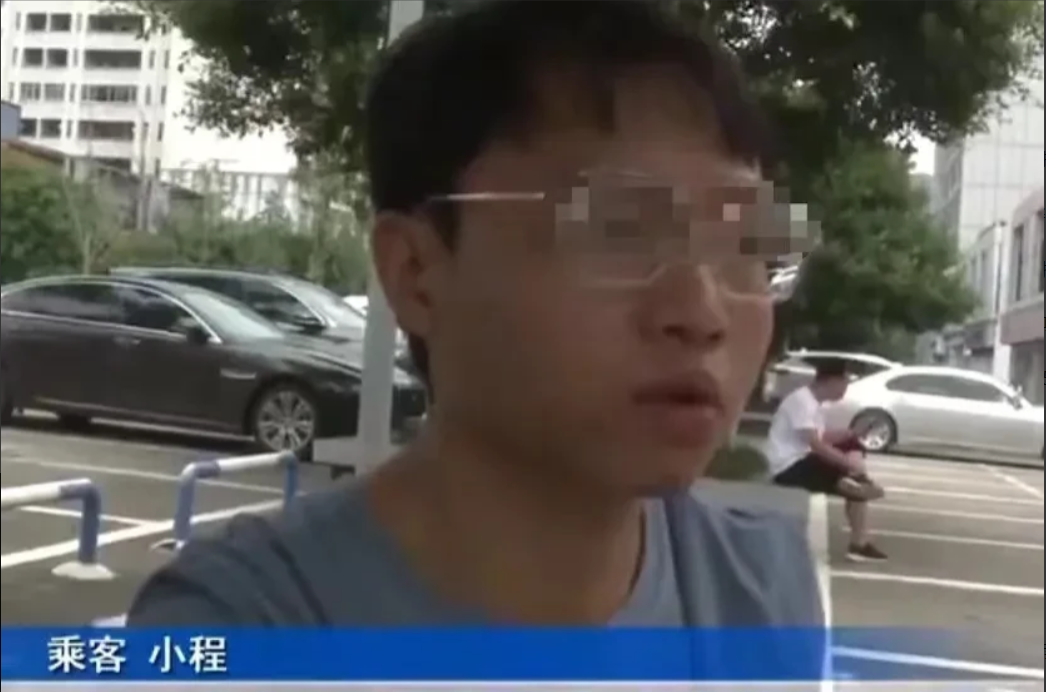 近日,重庆,小伙打车回家发现手机落在车上,赶紧联系司机把手机送回