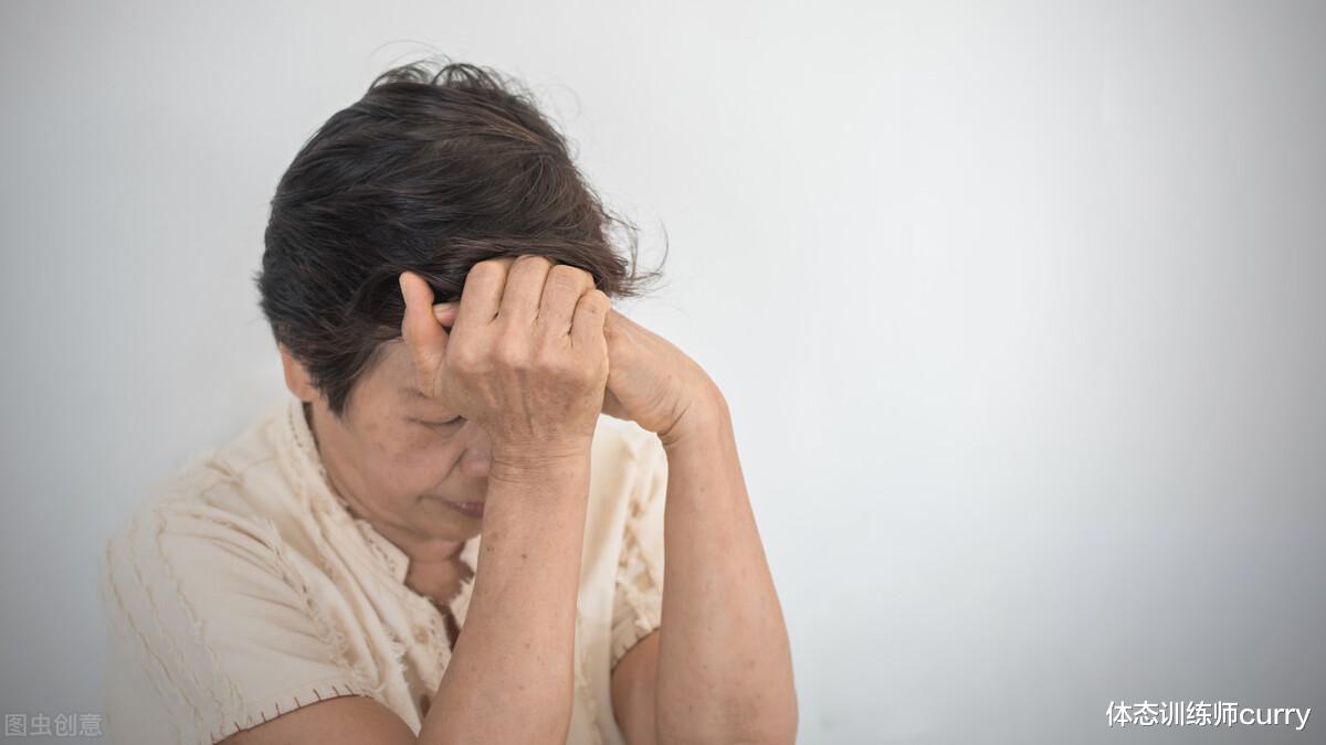 阿尔茨海默病|5类人易患老年痴呆，身体出现这些情况，多留意，及早锻炼大脑
