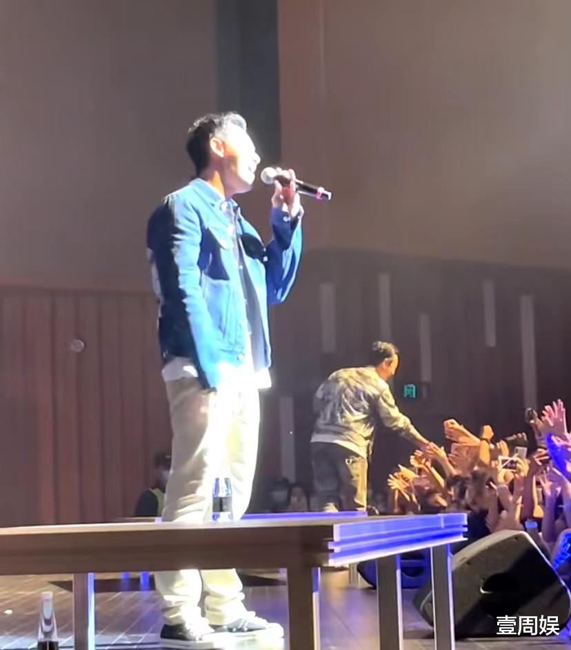 林峰|林峯现身好友演唱会,在台上唱得撕心裂肺,脖子上的青筋明显!
