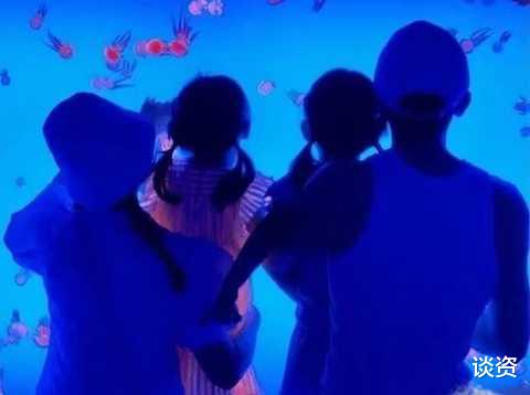 谢娜|谢娜晒照庆结婚11周年，张杰摸头杀太宠溺，两人三女一家五口好幸福