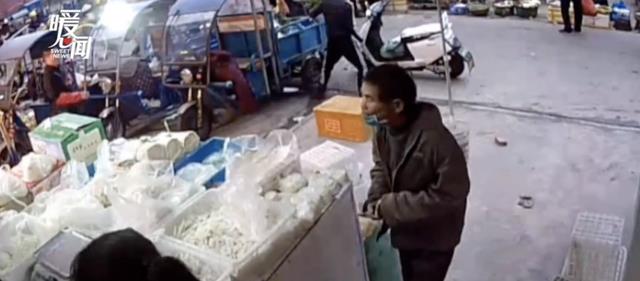 他9年拿假币买2000多次面条,到死都没被揭穿:这是最善意的谎言