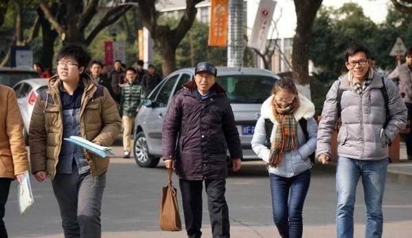 考研|啃老啃出“新模式”？子女一分钱不赚，父母还觉得他们很努力上进