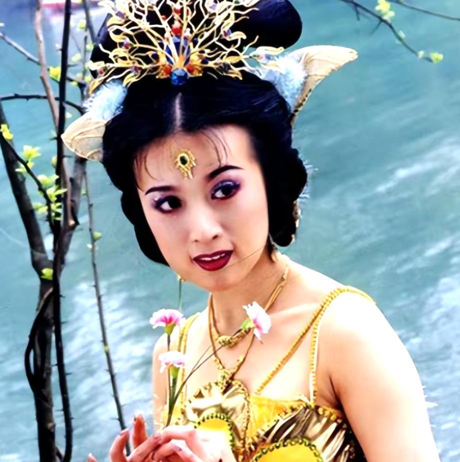 金巧巧|47岁金巧巧状态如少女,晒家中内景,吊灯造型独特亮如明月