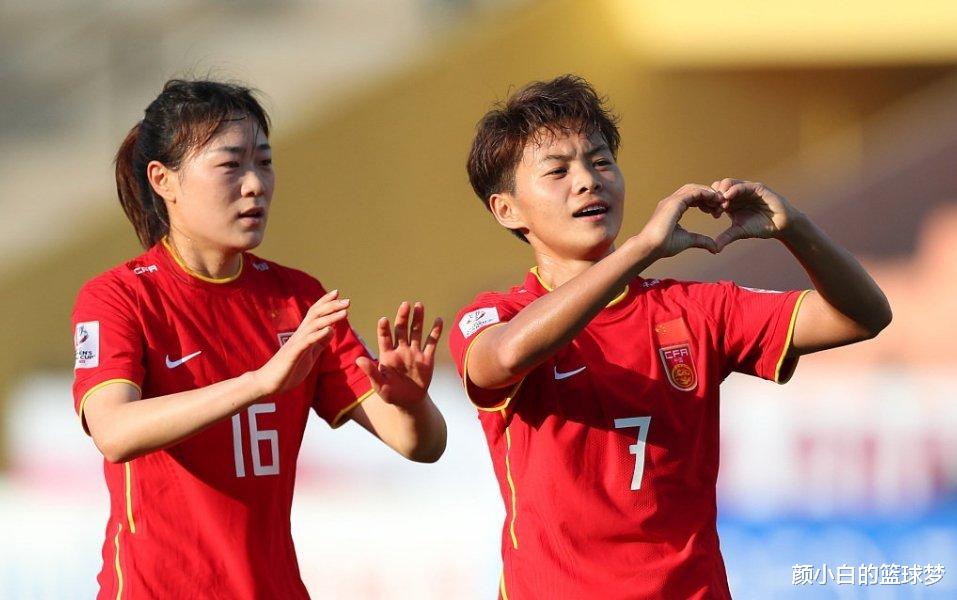 韩国队|女足半场0-2落后韩国！朱钰扑出一球已立功，姚凌薇被抓手球