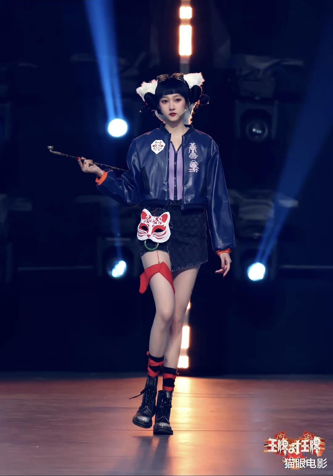 白蛇|关晓彤cos白蛇宝青坊主，穿黑色短裙秀身材，一双大长腿简直绝了！