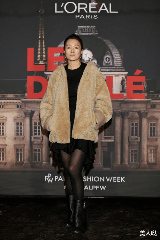 |巩俐夫妇罕合体，穿皮草配裙装优雅又贵气，74岁老公帅气不输男明星