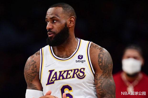 勒布朗·詹姆斯|轰31+7+6！詹姆斯和布克对飙，刷新NBA纪录，成历史第一人