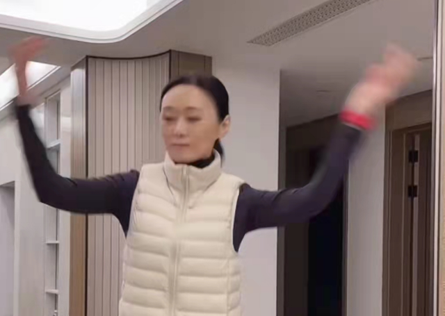 吴琼|60岁吴琼大街上跳舞惹争议，摇头晃脑抛媚眼被指没分寸