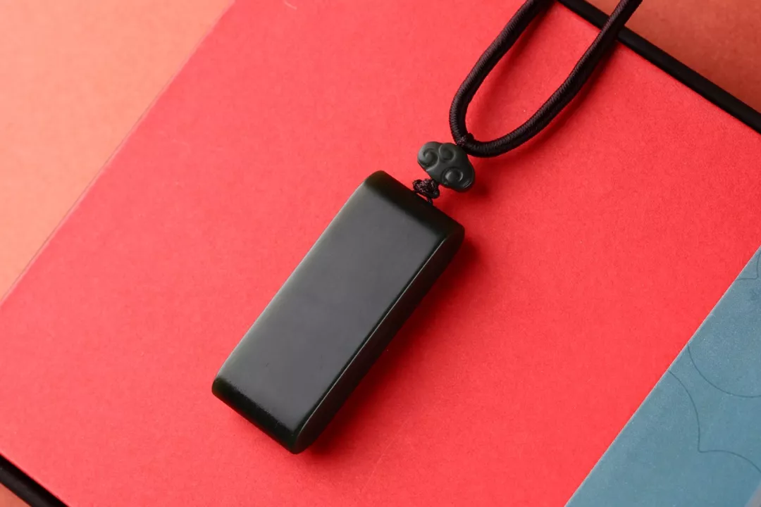 |无“饰”牌——保平安无事