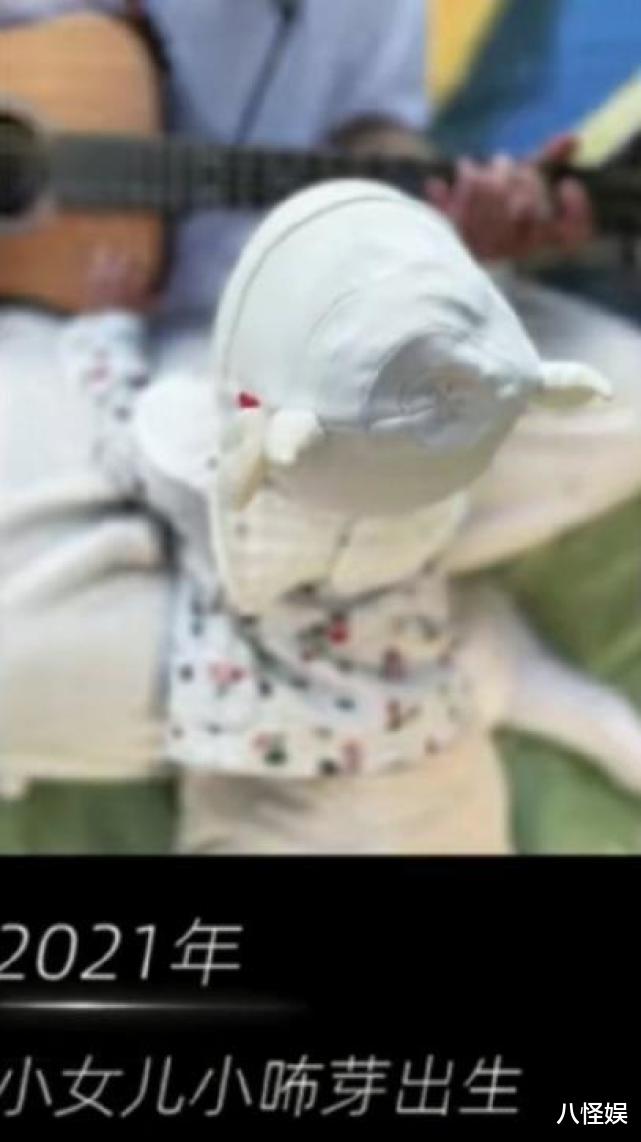 张杰|张杰牵双胞胎女儿遛弯，跳俏姐妹将脑袋藏爸爸衣服里，俏皮可爱