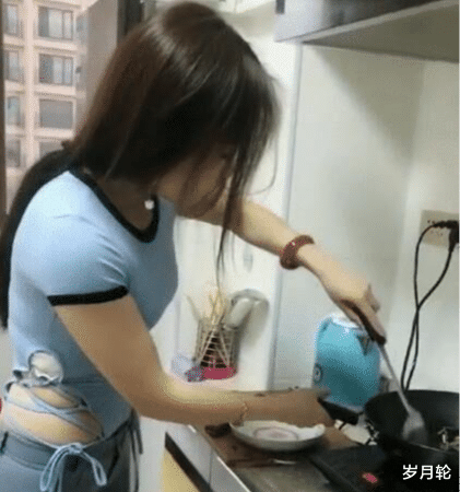 “黄衣服的妹妹现在是我的女朋友了，有啥想问的吗？”