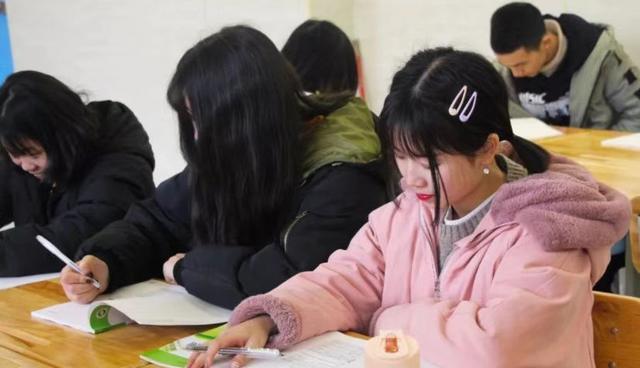 医疗器械|“宁选烂高中，也不上技校”，两者有啥差距？答案或许跟想的不同