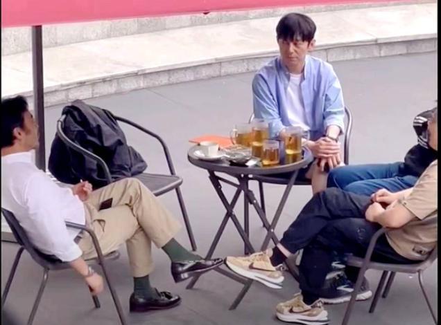 何炅|何炅汪涵近况曝光，和领导喝茶聊天被偶遇，素颜何炅很憔悴