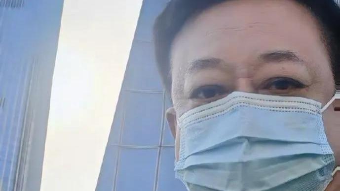 朱军|知名主持人朱军高调晒照，时隔4年现身总台门前，心情十分激动