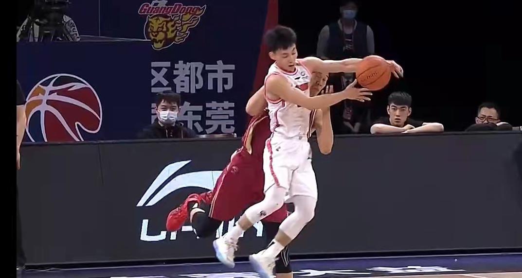 徐杰|杜锋为何两次冲上前拍徐杰脑袋？被叫到一旁训话的胡明轩真该学学