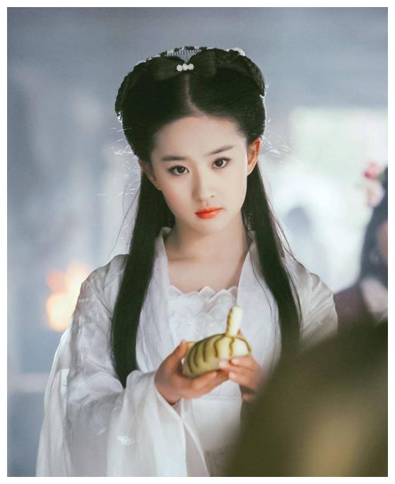 刘亦菲|“争议天仙”刘亦菲：新剧爆红后被翻旧账，公开承认穿过山寨礼服