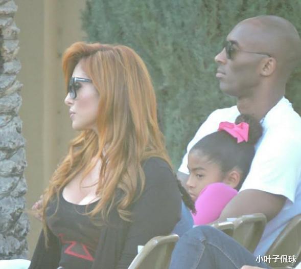 迪士尼|瓦妮莎与男私教同游迪士尼，搂着脖子合影，40岁仍如少女