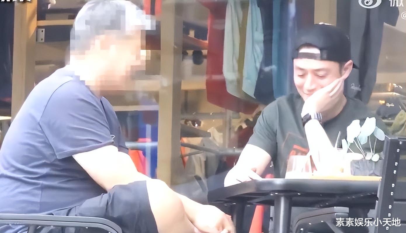 霍建华|42岁霍建华独自上街，坐姿随意状态好，轻松应对媒体镜头