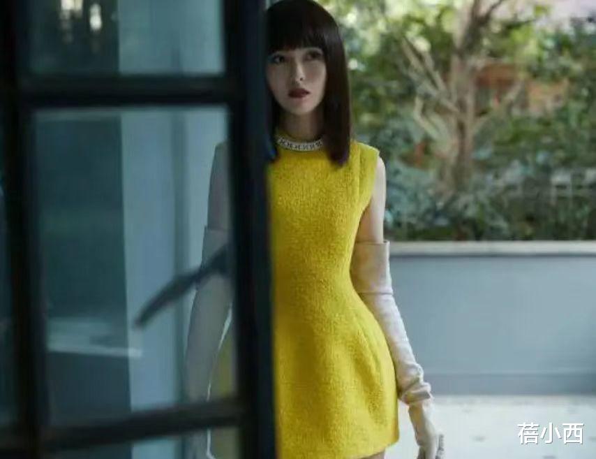 唐嫣 唐嫣还是穿亮一点更显年轻，黄裙配白手套个性摩登，少女感很强