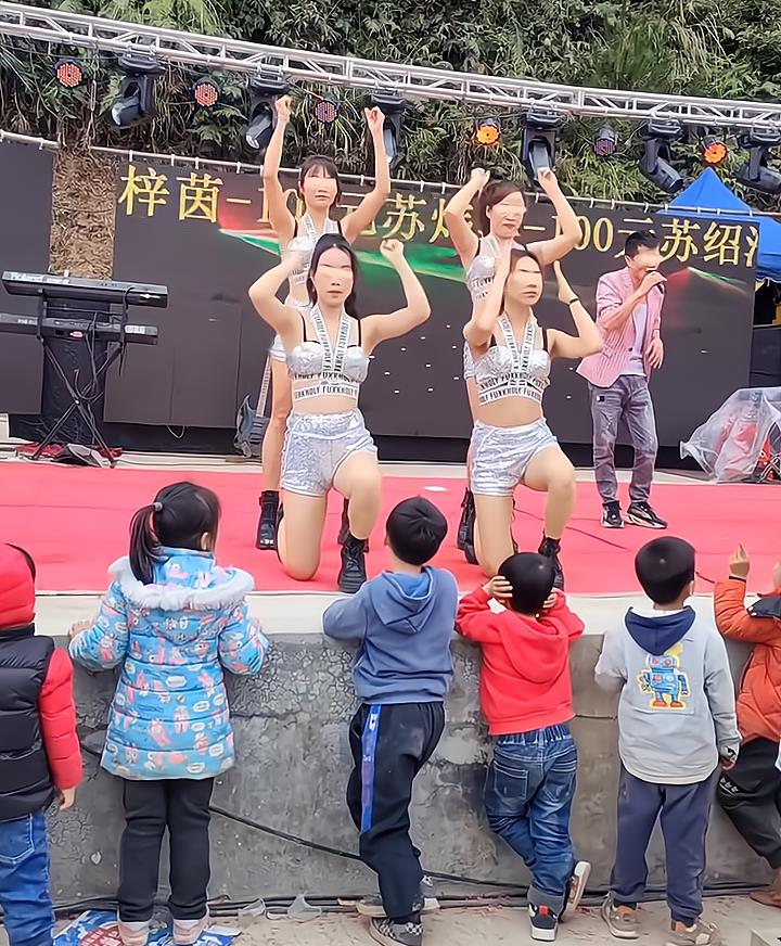 女子穿着短裤跳辣眼舞蹈,小孩在下面看得津津有味,家长呵呵傻笑