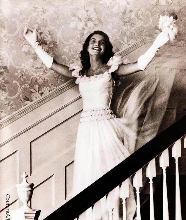 杰奎琳|1947年，18岁杰奎琳在社交舞会大出风头，3年后妹妹参加比她更美