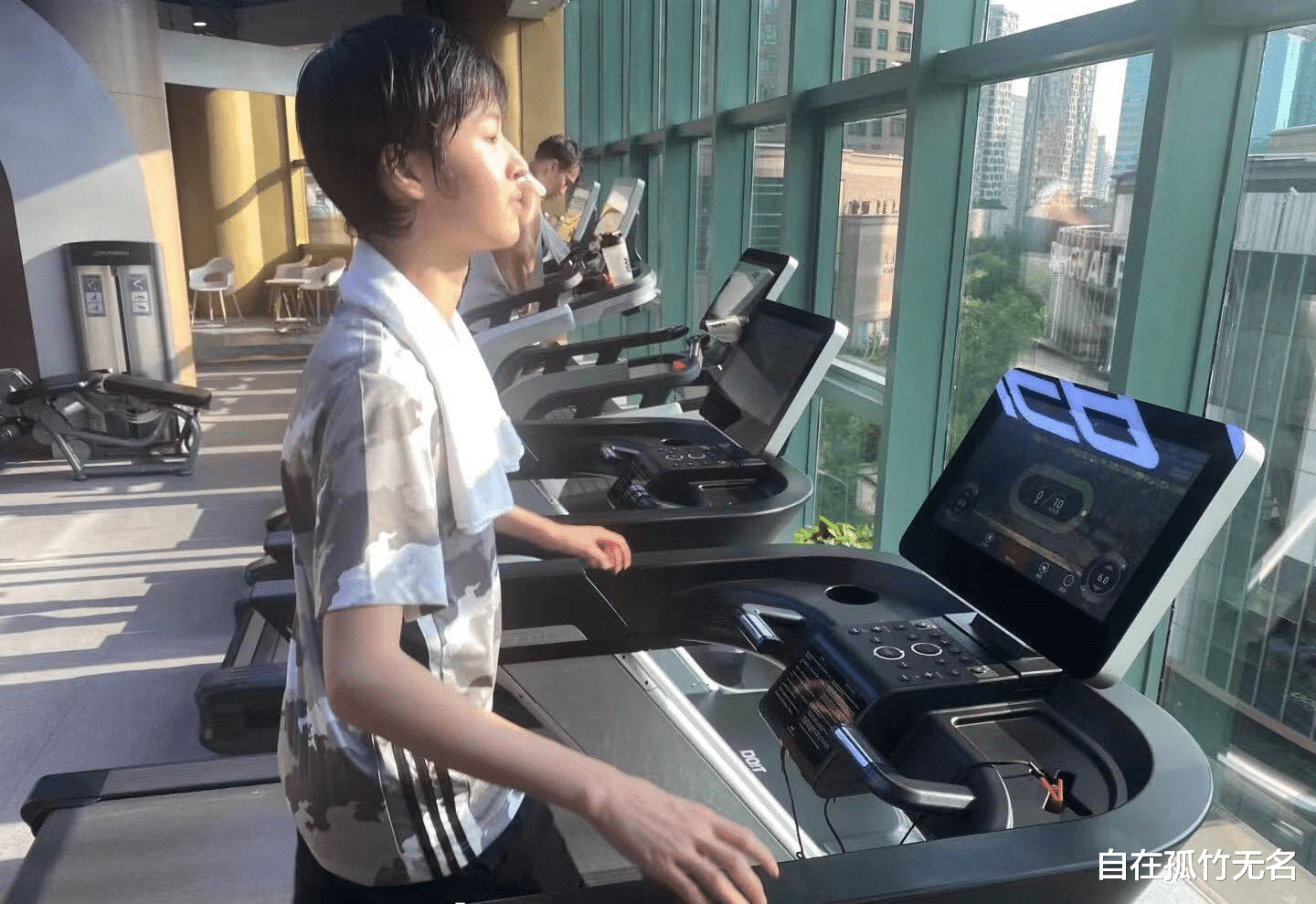 马景涛|马景涛前妻带娃健身,两儿子五官和爸爸超像,小儿子八块腹肌抢镜