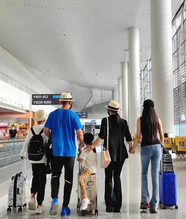 赵文卓|满屏大长腿！赵文卓晒一家五口背影，15岁女儿身材比母亲还纤细