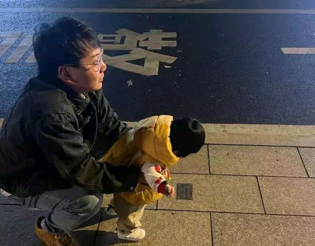 嘉玲|小网红患新冠去世,22岁妻子跳楼殉情,是真爱还是冲动