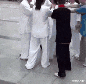 |大姐为了美观也是拼了，这么勒着不觉得闷吗？