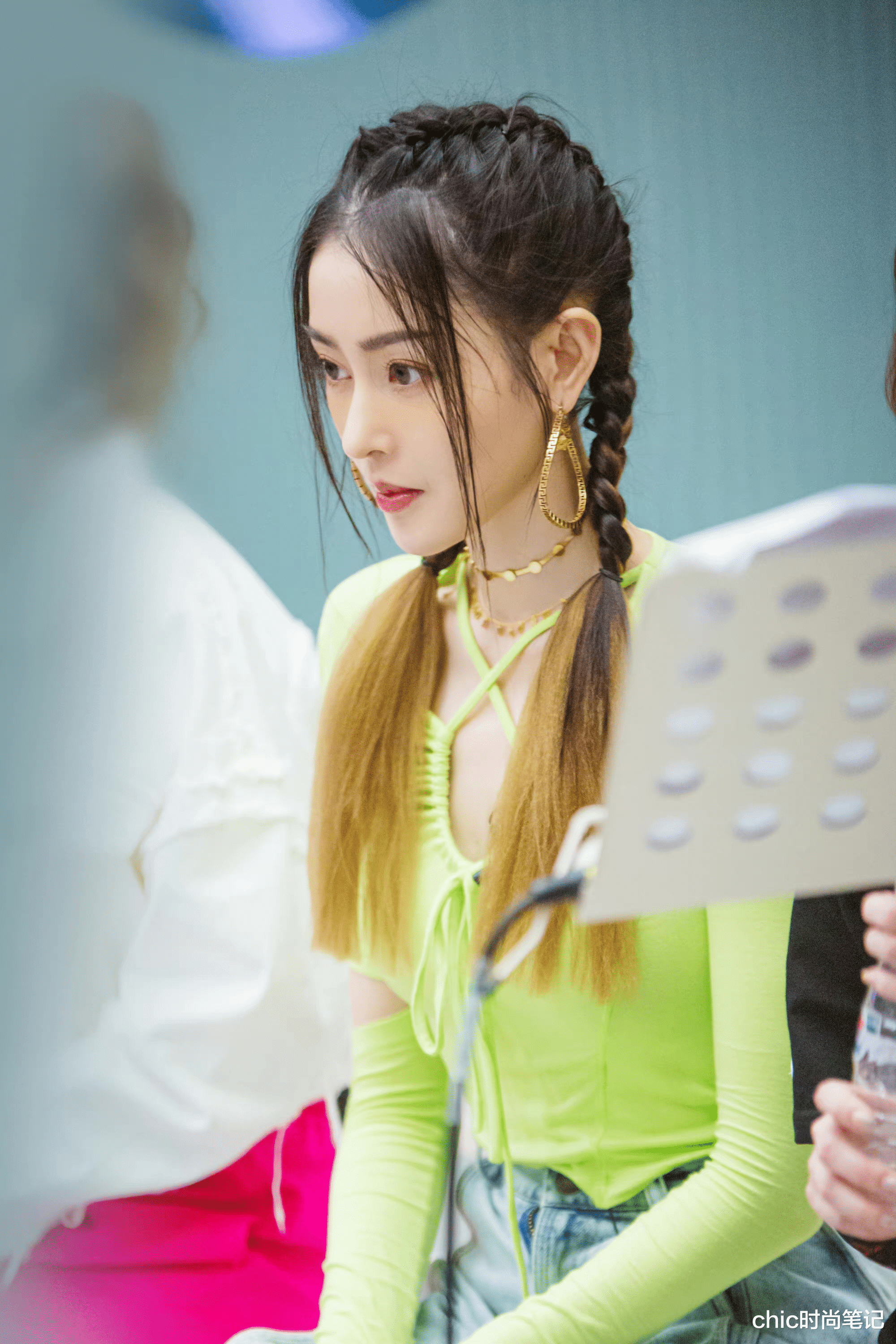 张天爱一身白色连体裤太飒了，高个子女孩快学起来