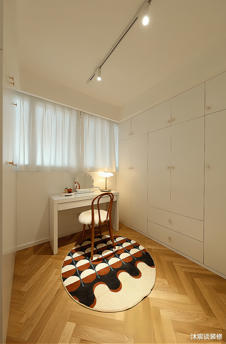 她家的装修没有随大流，仅用白墙与原木，轻松打造出极简温馨的家