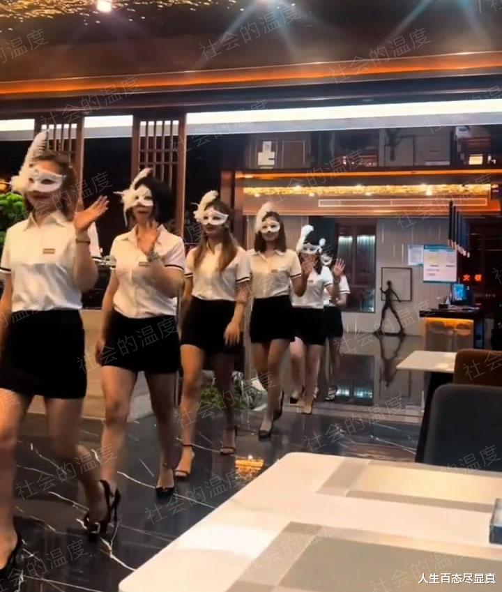 女孩在会所上班戴着面具插羽毛,全程都不肯摘,客人百思不得其解