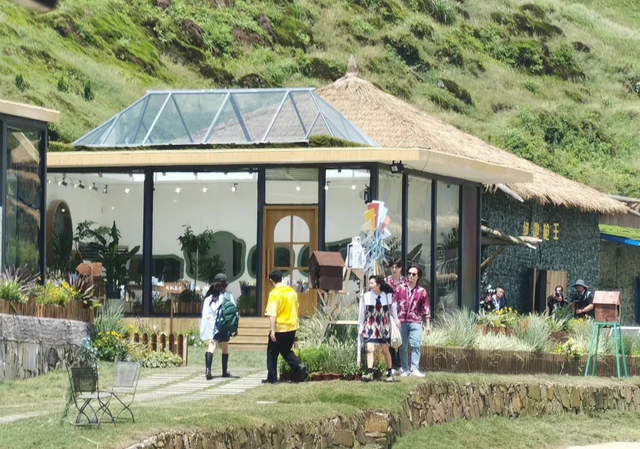 殷桃|《中餐厅6》正式录制，谭松韵张若昀遭溜粉，殷桃无滤镜照似少女