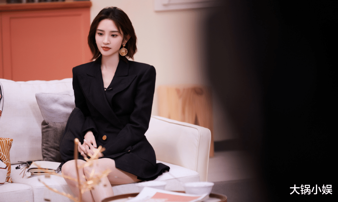 唐艺昕|3大花旦同录综艺,唐艺昕粉丝感觉很受伤,王子文坐姿都被吐槽