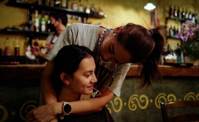 ploy|泰国影后Poly公开恋情！与小17岁女友相恋一年，已带对方见家长