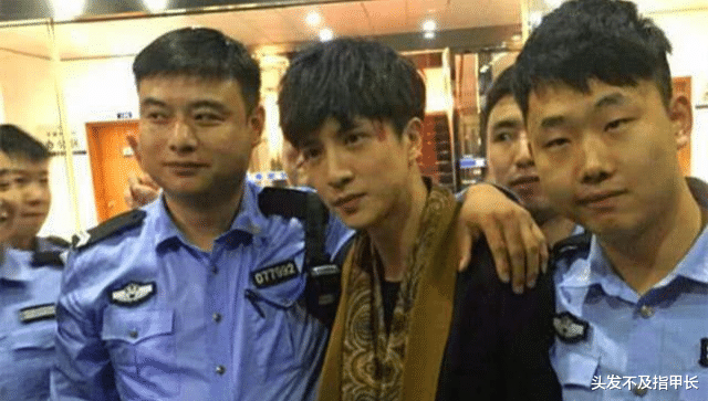 警察|连马云都错了?和警察合影直接尴尬了, 成龙才是正确的方式