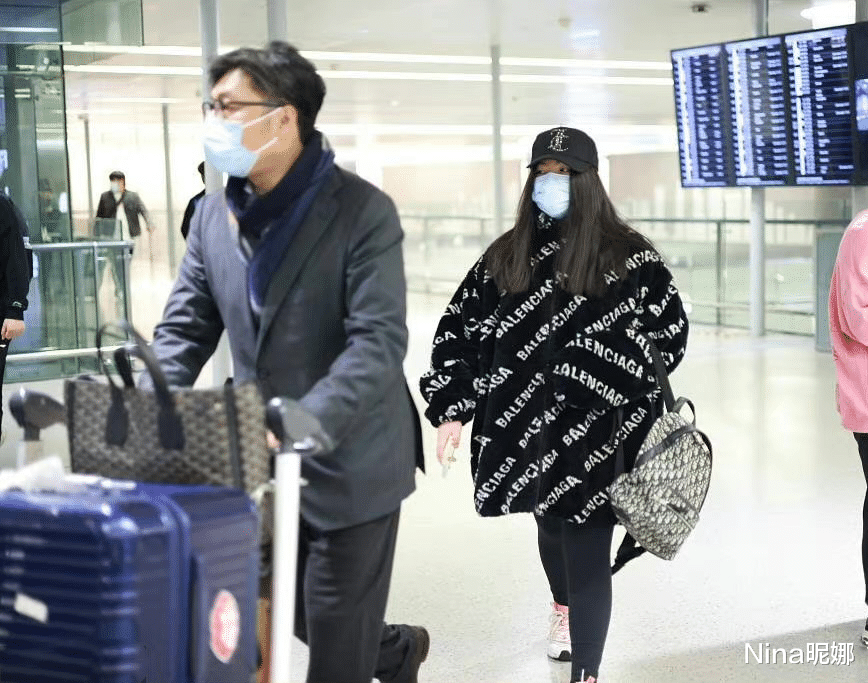 穿衣搭配|李湘母女豪宅做蛋糕，13岁女儿穿卫衣戴上万手链，吃蛋糕模样比妈还有范