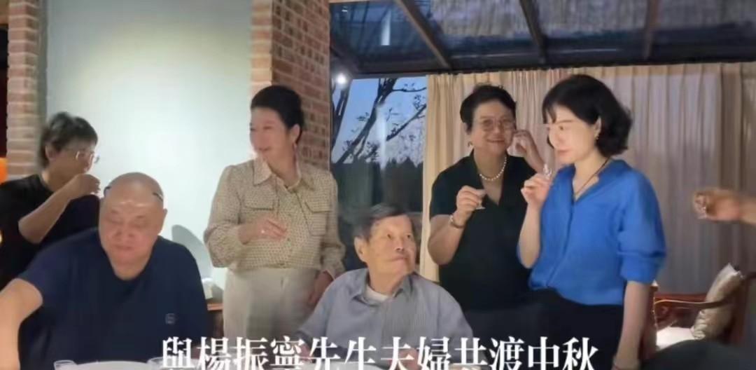 女孩|杨振宁带小娇妻聚会，翁帆剪短发打扮很老练，很有日系贤妻的感觉