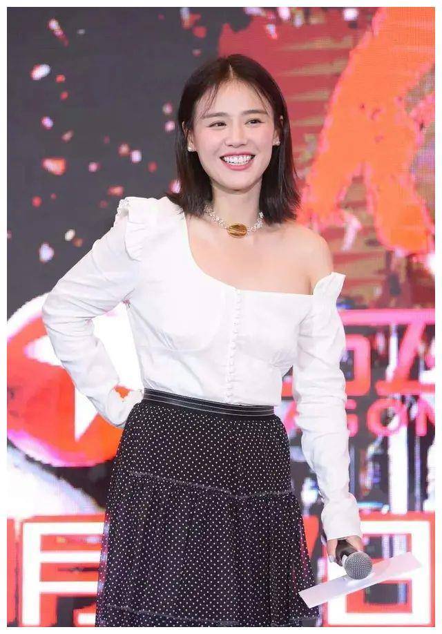 李小萌|马思纯骨架大很吃亏，录视频瓜子脸很抢镜，打扮随意也清纯！