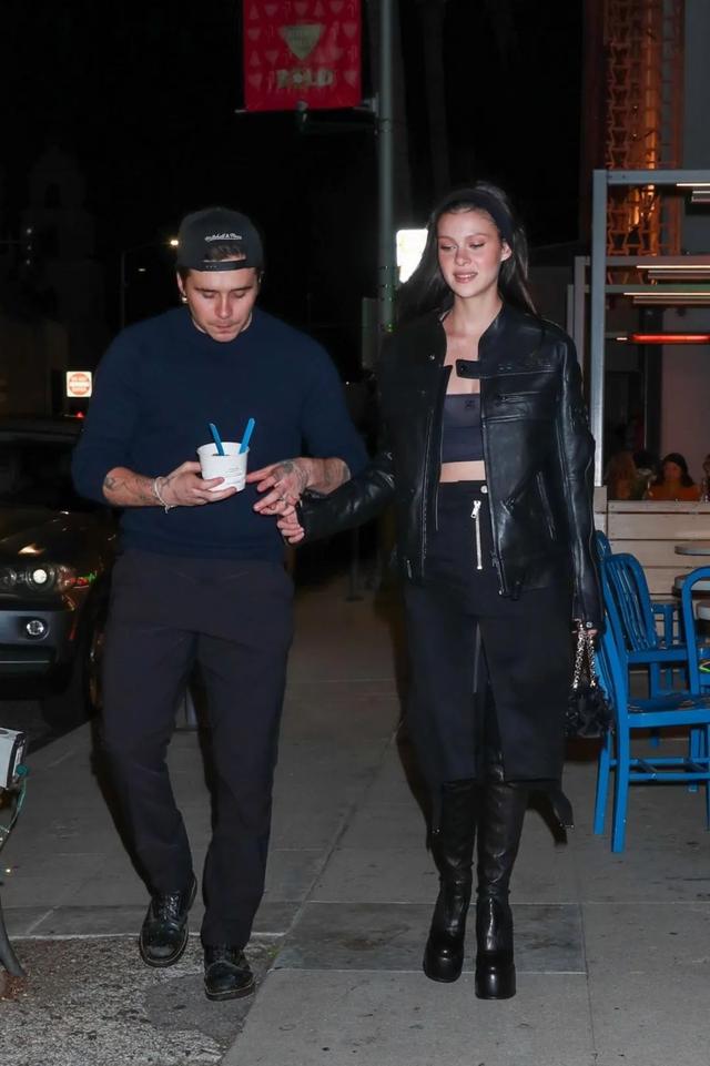 街拍|男星街拍 | 港仔陈伟霆雨中现身,海总因阿尔茨海默患病倾向息影?