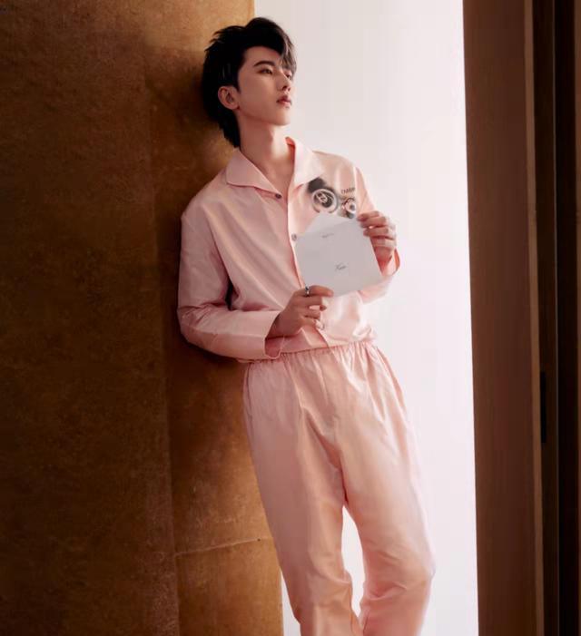 李易峰|蔡徐坤粉丝向普拉达要说法：李易峰的title为啥比蔡徐坤高？